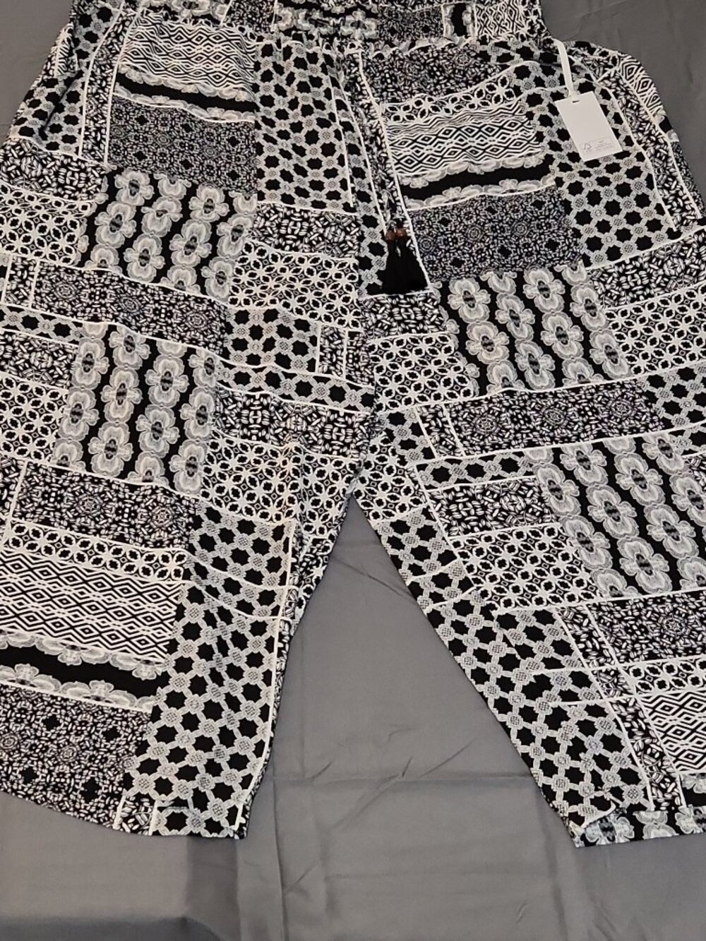 Rose + Olive NWT Plus 3X Black White Geometric Cropped Pull-On Pants